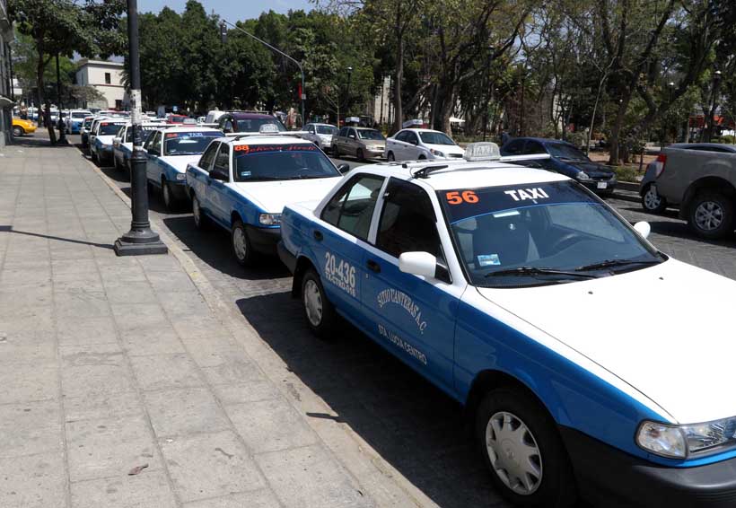 Exigen a Sevitra aplicar extinción de dominio a taxis pirata en Oaxaca. Noticias en tiempo real
