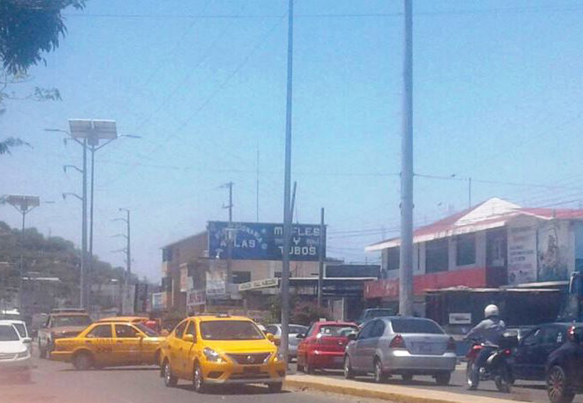 Chocan imprudentes taxistas en Salina Cruz. Noticias en tiempo real