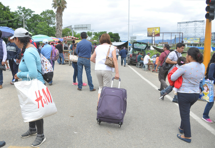 Magisterio no da tregua al aeropuerto de Oaxaca; continúa el bloqueo. Noticias en tiempo real