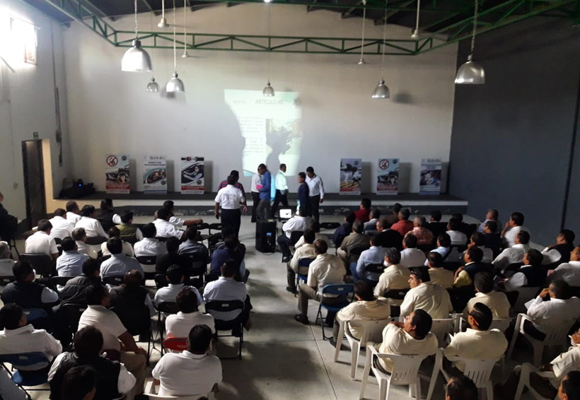 Capacitan autoridades viales a taxistas de Oaxaca. Noticias en tiempo real