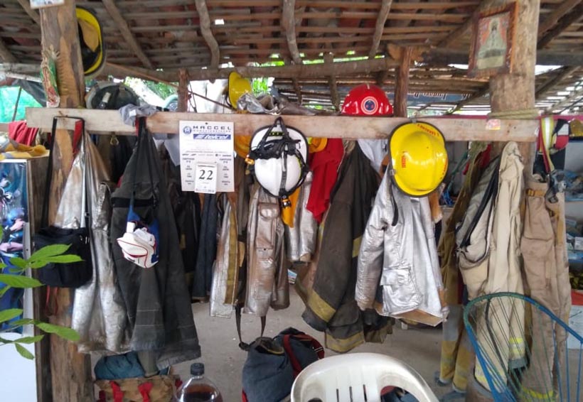 Entre carencias y ayuda humanitaria trabajan bomberos de Pochutla. Noticias en tiempo real