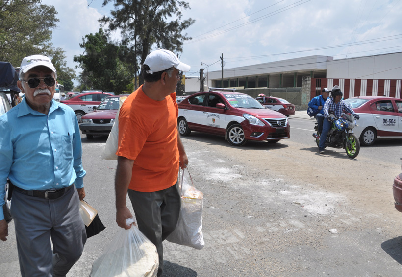 Taxistas foráneos se benefician de bloqueos en Oaxaca y hacen su “agosto”. Noticias en tiempo real