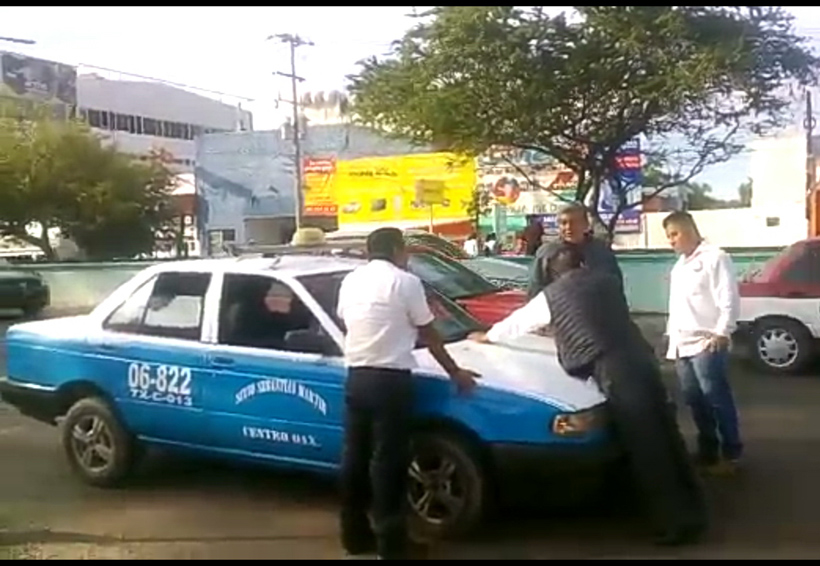 Taxistas montoneros atacan a visitador de la DDHPO en Santa Lucía del Camino. Noticias en tiempo real