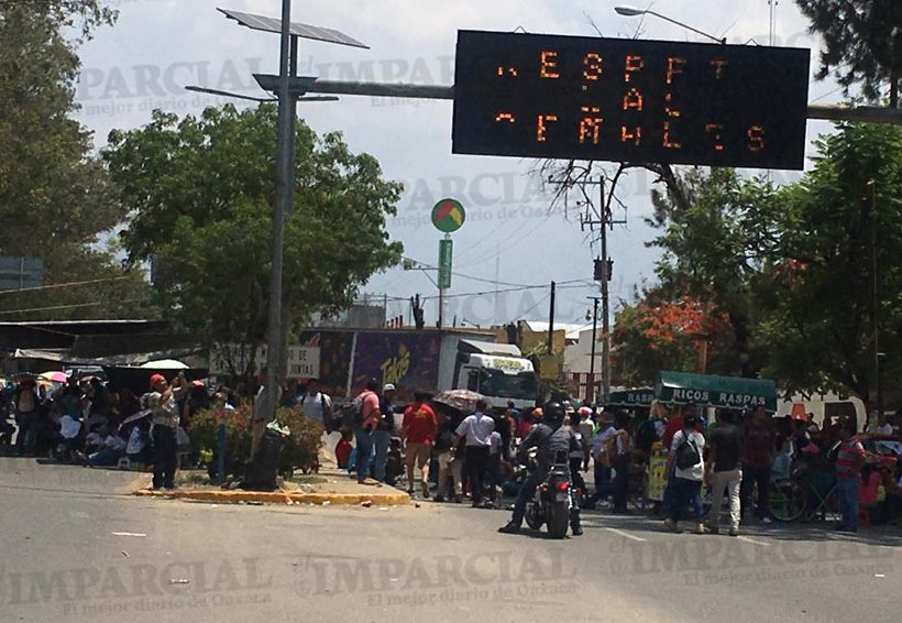 Taxistas foráneos hacen su agosto por bloqueos de la Sección 22 en Oaxaca. Noticias en tiempo real
