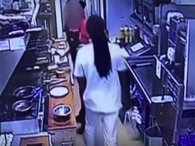 Video: Empleada de restaurante recibe brutal golpiza. Noticias en tiempo real