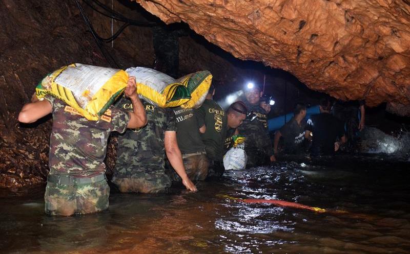 Hallan vivos a los 12 alumnos perdidos en cueva tailandesa. Noticias en tiempo real