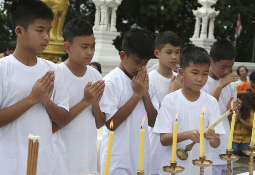 Los niños tailandeses se ordenan como budistas. Noticias en tiempo real