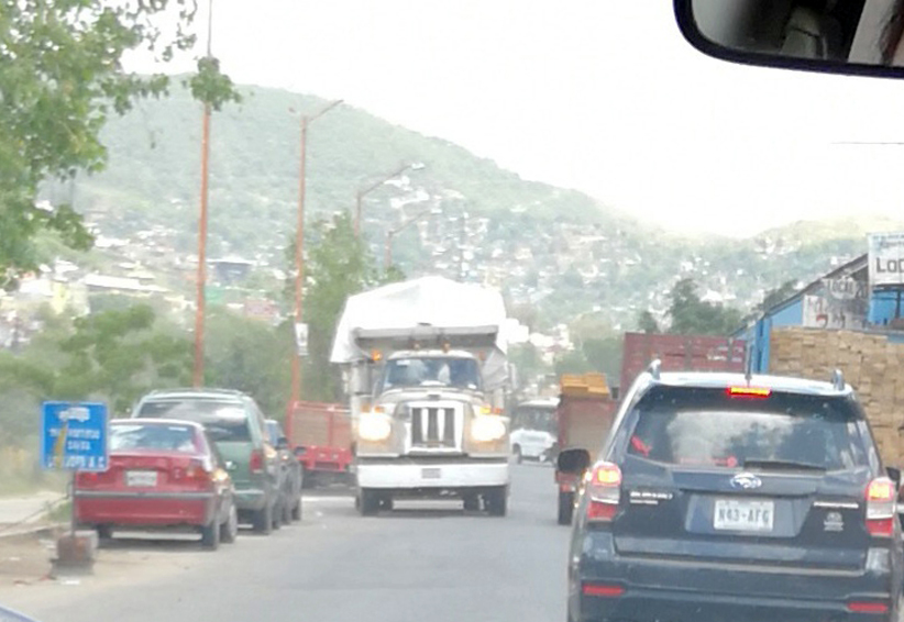 Transportistas y poblanos se adueñan de Riberas del Atoyac en Oaxaca. Noticias en tiempo real