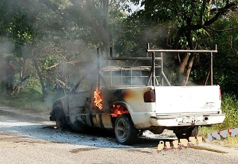 Arde camioneta por falla mecánica | El Imparcial de Oaxaca Arde camioneta por falla mecánica | El Imparcial de Oaxaca