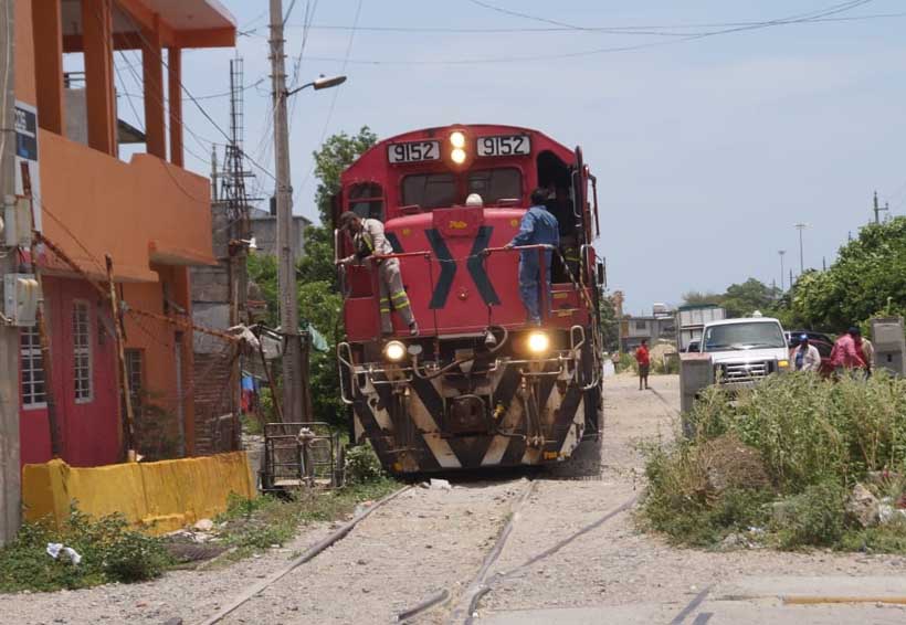 Riesgozo paso del tren por puerto de Salina Cruz, Oaxaca. Noticias en tiempo real