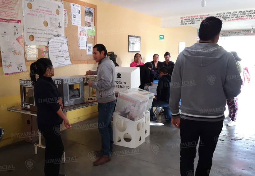 Largas filas para poder votar en casillas especiales en Oaxaca. Noticias en tiempo real