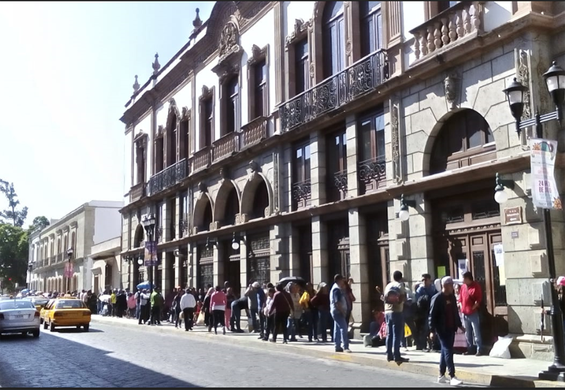 Filas infinitas para obtener boletos de eventos de la Guelaguetza en Oaxaca. Noticias en tiempo real