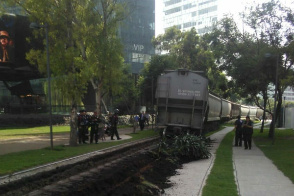 Se descarrila tren sobre Ferrocarril de Cuernavaca en la CDMX. Noticias en tiempo real