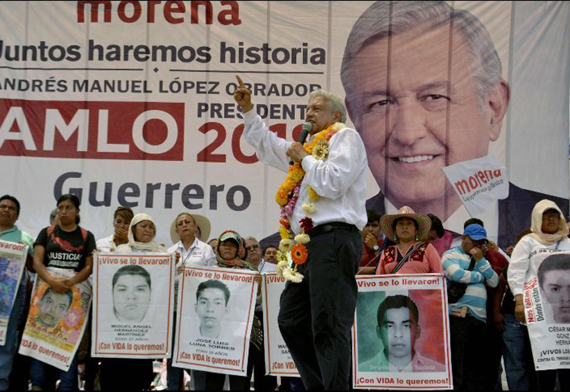 Los padres de los 43 estudiantes de Ayotzinapa piden comprometerse a AMLO. Noticias en tiempo real
