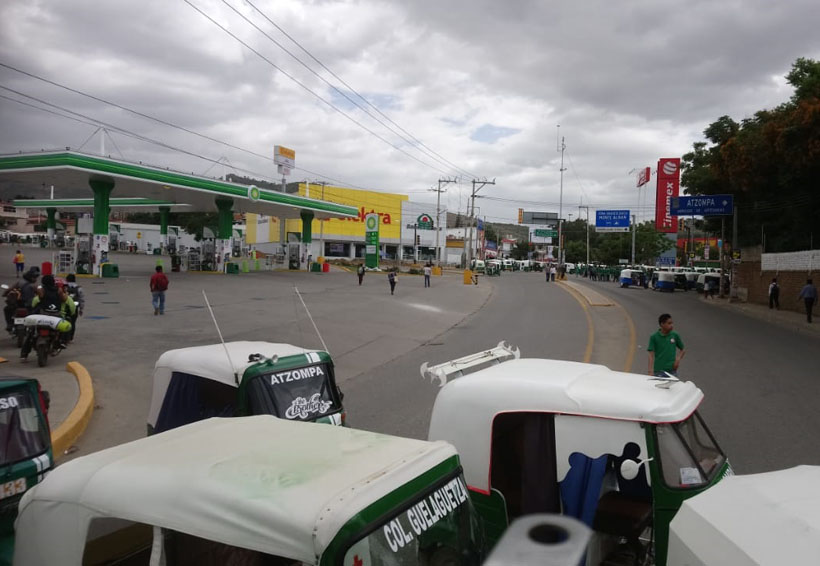 En sábado y con turistas, taxistas asfixian la ciudad de Oaxaca. Noticias en tiempo real