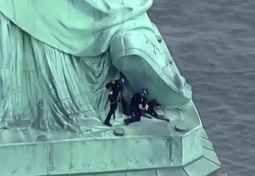 Mujer escaló la Estatua de la Libertad en protesta a política migratoria de Trump. Noticias en tiempo real
