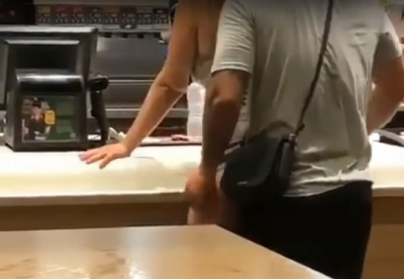 Video: Cachan a pareja teniendo sexo en el mostrador de un restaurante. Noticias en tiempo real