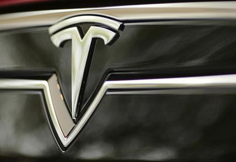 Acciones de Tesla caen más de 5% tras anular plan de salir de bolsa. Noticias en tiempo real