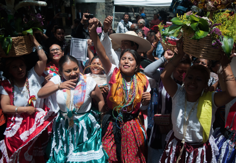 Video: Artistas mixtecos bailan frente a casa de transición de AMLO. Noticias en tiempo real