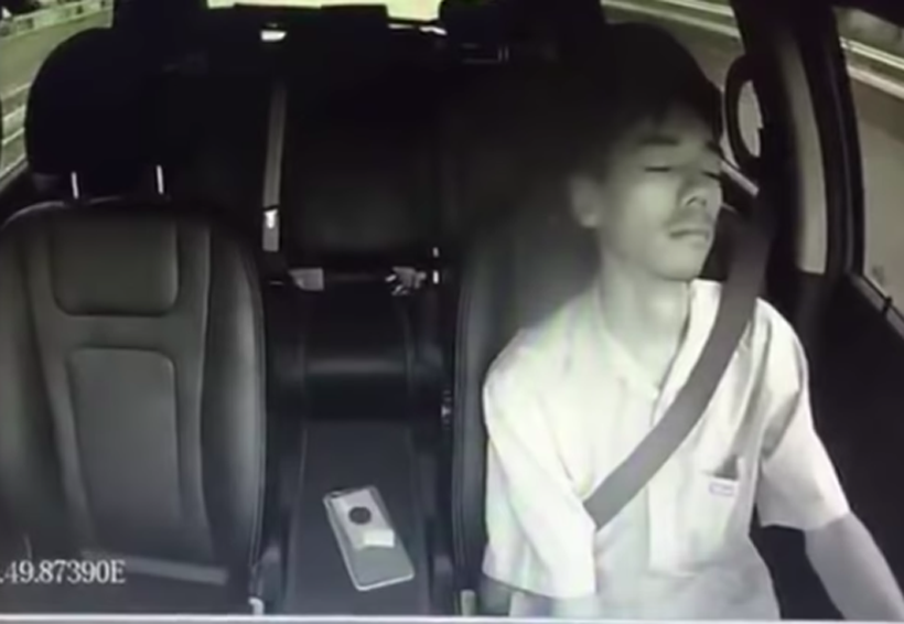 Video: ¡Taxista se queda dormido durante un minuto mientras manejaba!. Noticias en tiempo real