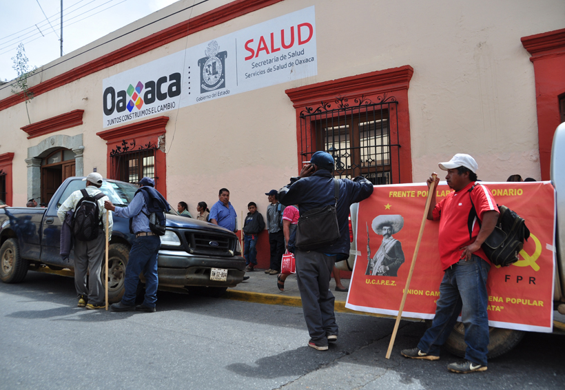 Con bloqueo, denuncian  falta de servicios médicos en Oaxaca. Noticias en tiempo real