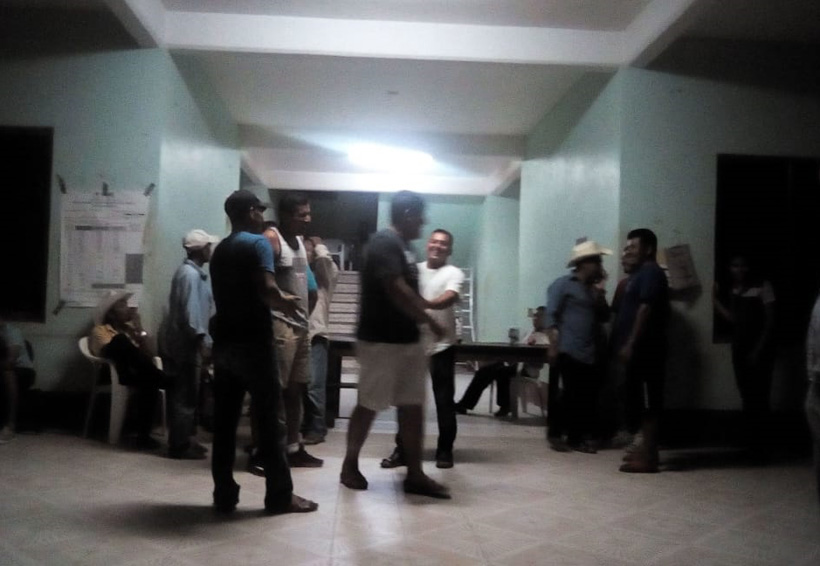 Ciudadanos retienen a funcionarios de Atoyac. Noticias en tiempo real