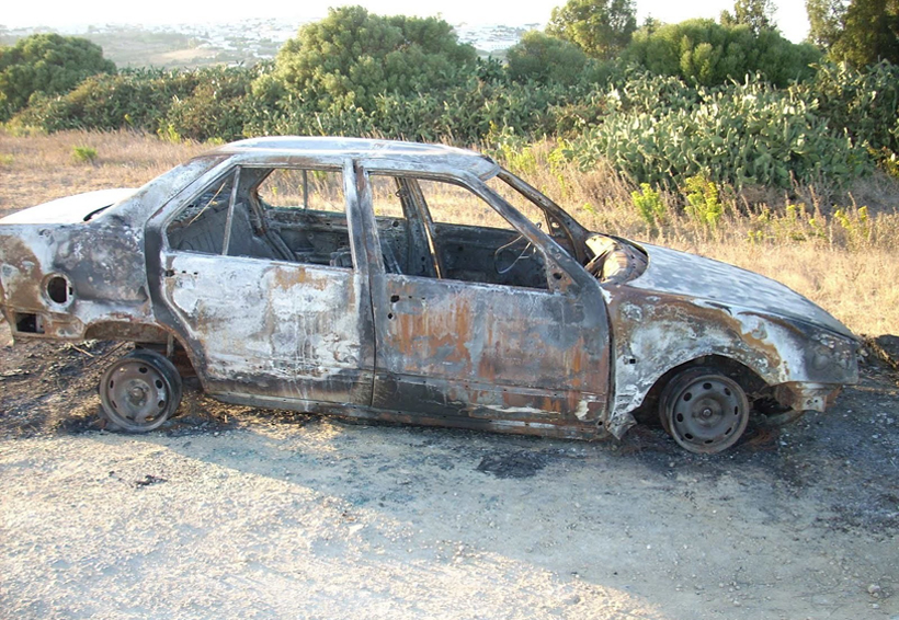 Hombre discute con su esposa y la quema dentro de un coche. Noticias en tiempo real