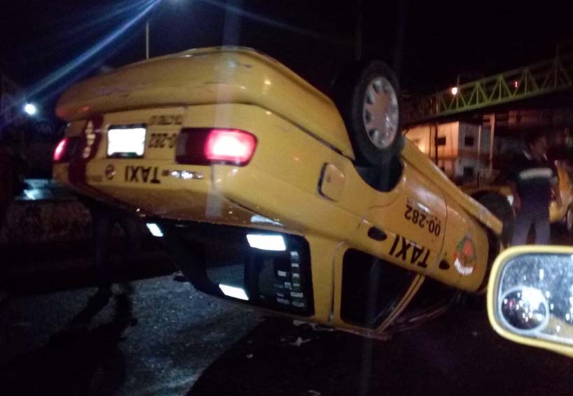 Vuelca taxi en Periférico de Oaxaca. Noticias en tiempo real