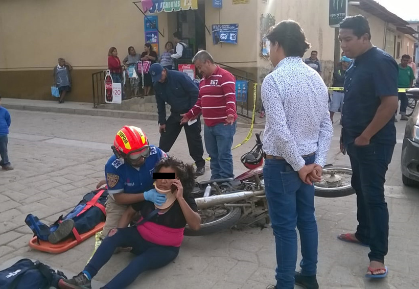 En San Bartolo Coyotepec Vehículo derriba  familia en moto. Noticias en tiempo real