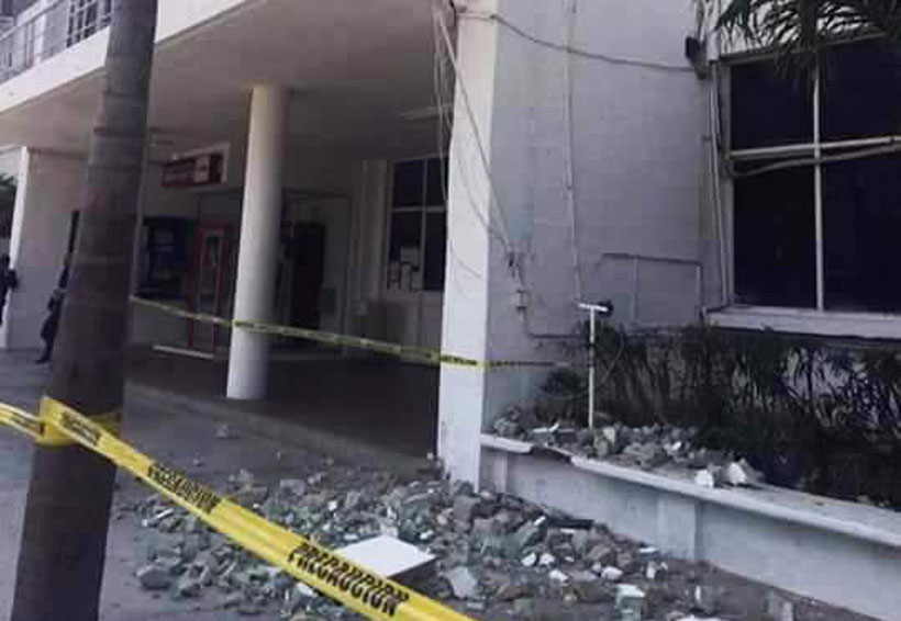 Palacio Municipal de Salina Cruz se resiste a caer. Noticias en tiempo real