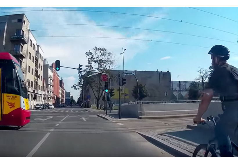 Video: Ciclista se estampa contra un tranvía. Noticias en tiempo real