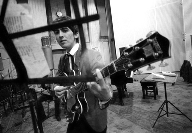 Subastarán la guitarra usada por George Harrison en el verano de 1963. Noticias en tiempo real