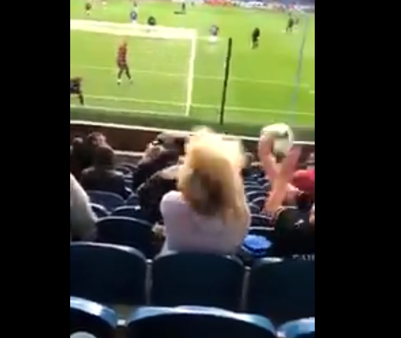 Video: Aficionada recibe balonazo en la cara por estar distraída. Noticias en tiempo real