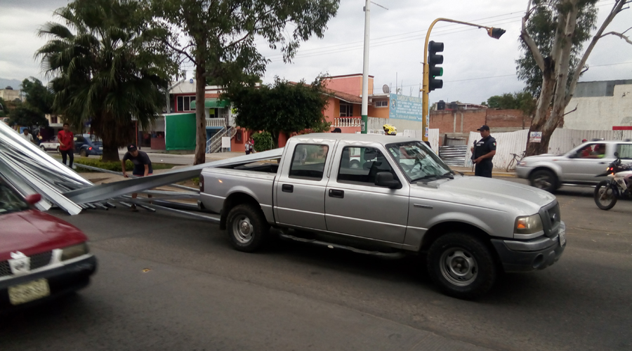 Tira la carga y daña a vehículo en Xoxocotlán. Noticias en tiempo real