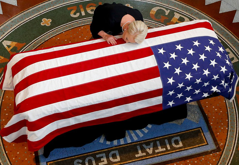 Políticos estadounidenses dan el último adiós a John McCain, sin presencia de Trump. Noticias en tiempo real