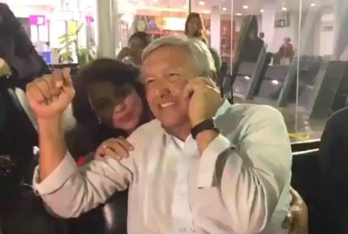 Video: No le cree que está con AMLO en el aeropuerto… y se lo pasa. Noticias en tiempo real