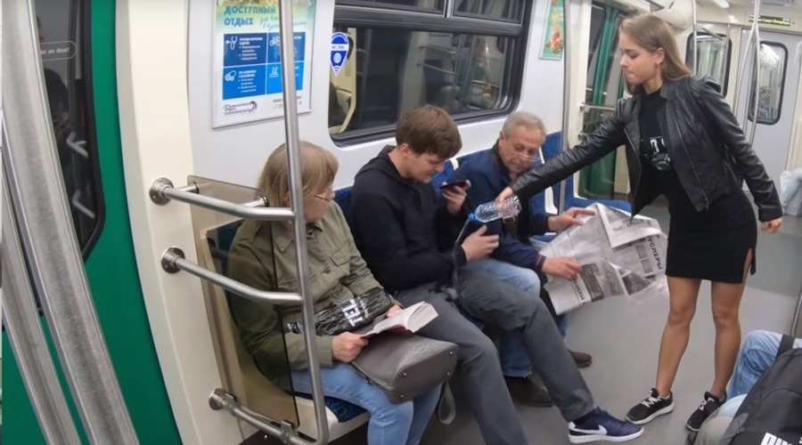 Activistas derraman cloro en la ingle de hombres que se abren de piernas en el metro. Noticias en tiempo real