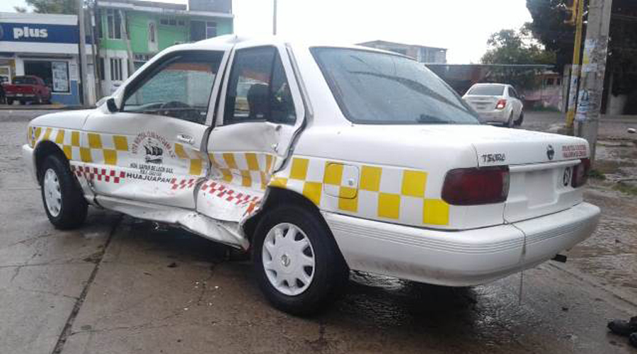 Camioneta impacta taxi en Huajuapan. Noticias en tiempo real