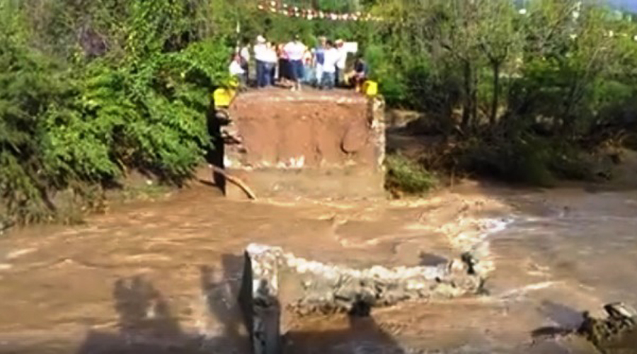 Colapsa puente en la Mixteca tras fuertes lluvias. Noticias en tiempo real