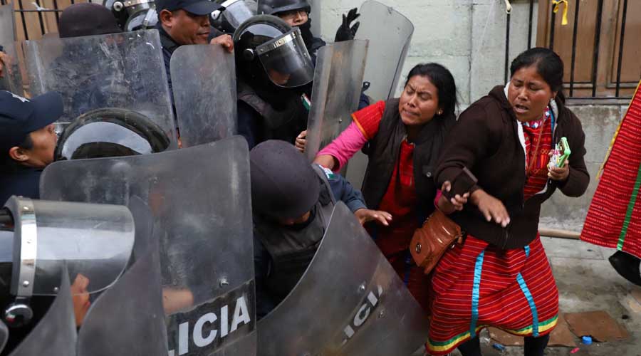 Mujeres triquis golpean a policías estatales. Noticias en tiempo real