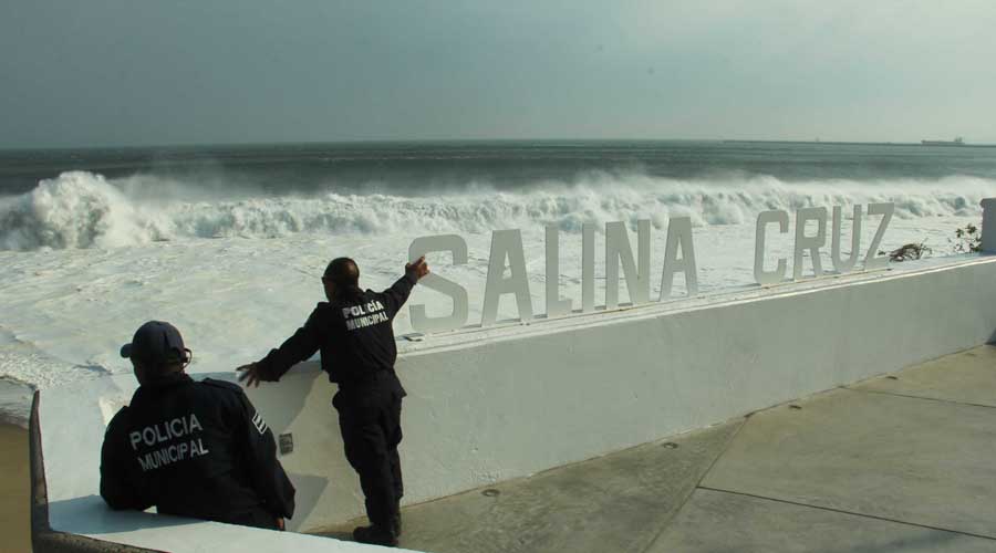 Mar de fondo golpea playas de Salina Cruz, Oaxaca. Noticias en tiempo real
