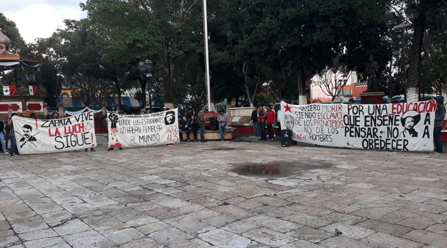 Protestan normalistas  en Huajuapan contra  el modelo educativo. Noticias en tiempo real