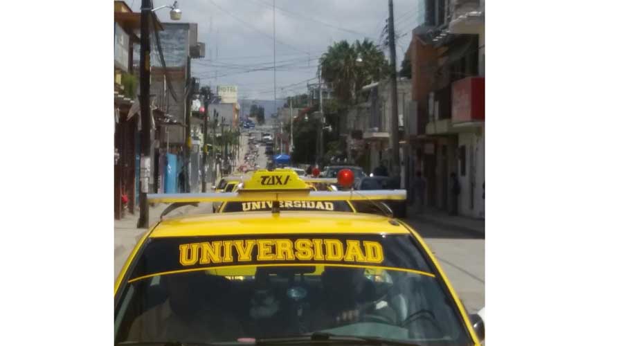 Incendian taxi y  golpean al chofer en Miahuatlán. Noticias en tiempo real