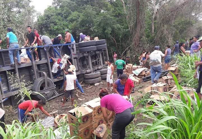 Vuelca camión de cerveza y se arma la rapiña en el Istmo de Oaxaca. Noticias en tiempo real