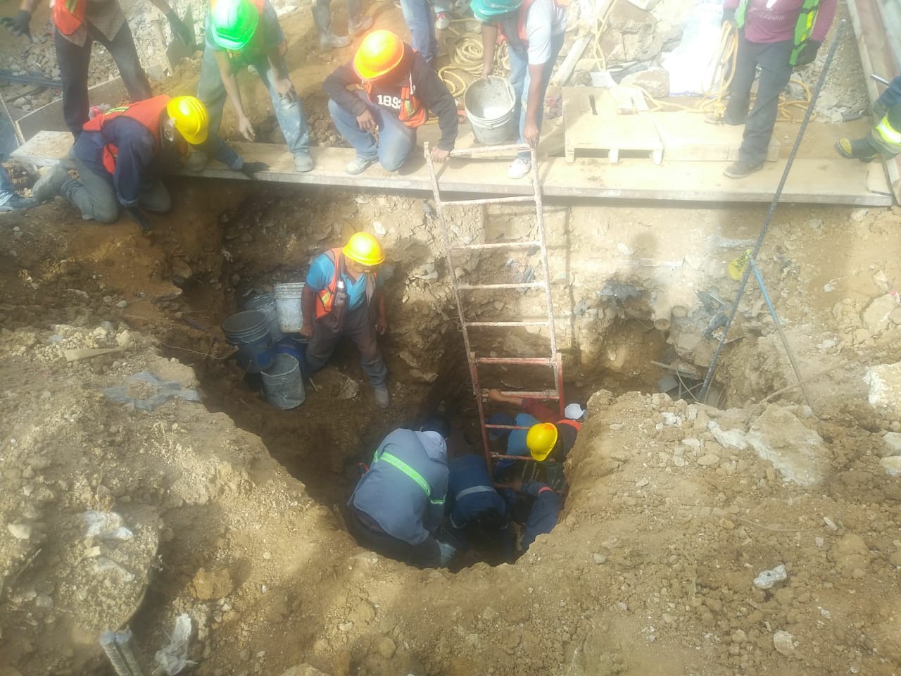 Derrumbe en construcción sepulta a dos trabajadores en Oaxaca. Noticias en tiempo real