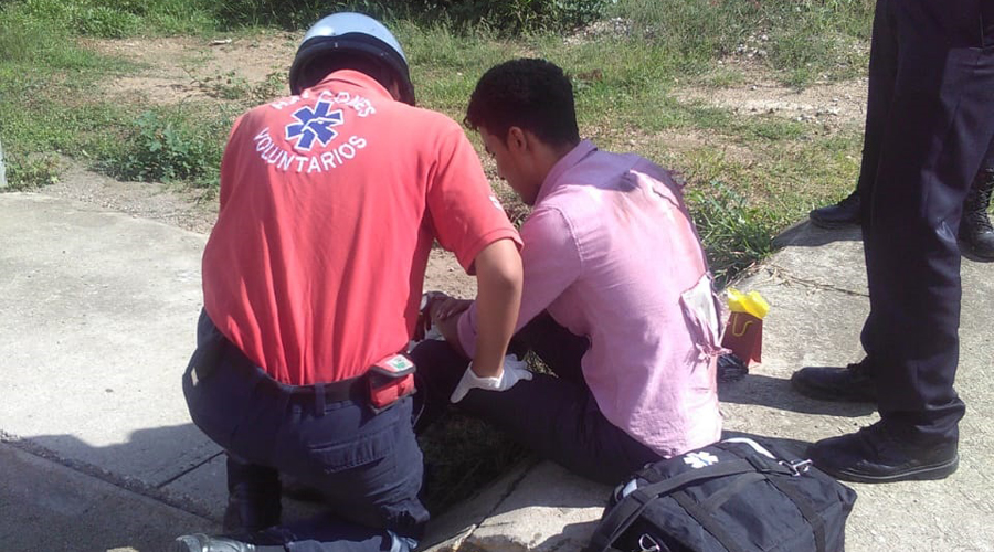 Derrapa y se lesiona motociclista a la altura del Deportivo Oaxaca. Noticias en tiempo real