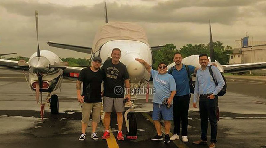 En jet privado, Maradona fue y volvió de Guatemala por visa de trabajo. Noticias en tiempo real