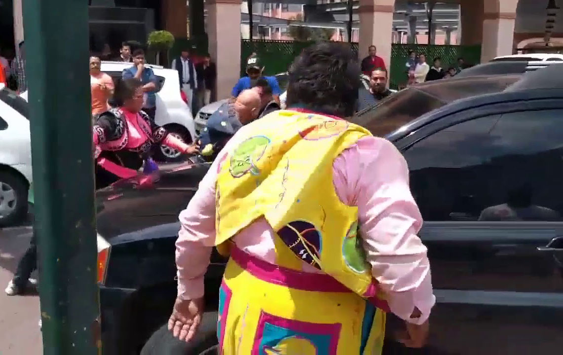 Video: Payasos se disputan la plaza con brutal pelea. Noticias en tiempo real