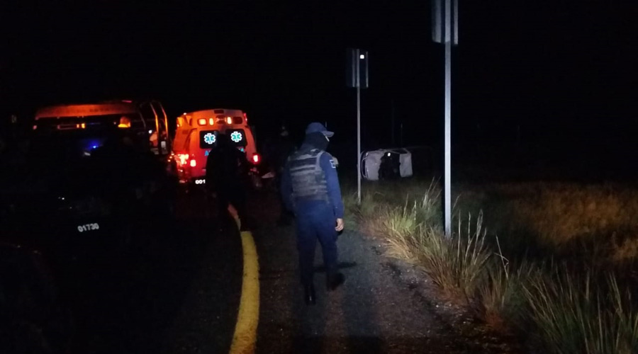 Víctimas de volcadura abandonan automóvil en Ejutla. Noticias en tiempo real