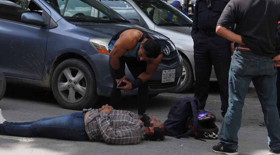 Motociclista choca contra automóvil en calle del centro de Oaxaca. Noticias en tiempo real